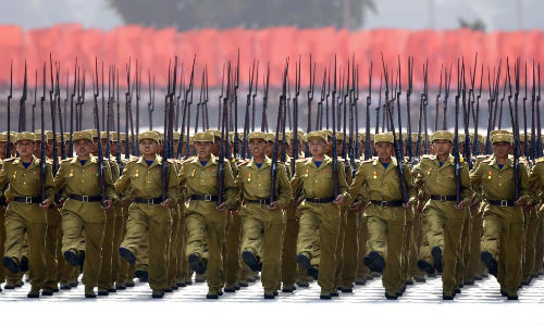 Binh sĩ Triều Tiên trong buổi diễu hành kỷ niệm 60 năm ngày đình chiến.