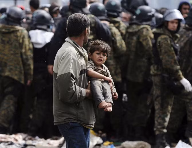 Dù đã sang Gevgelija, Macedonia nhưng gương mặt của em nhỏ này vẫn chưa hết nỗi sợ hãi.