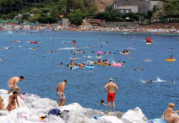 Hồ bơi tự nhiên Ferreira, Bồ Đào Nha - Bồ Đào Nha có nhiều hồ thủy triều tự nhiên, một trong số đó là hồ bơi Ferreira nằm trên đảo São Miguel. Khách du lịch có thể được bơi thỏa thích trong làn nước ấm hay một bể bơi mang phong cách hoang dã.