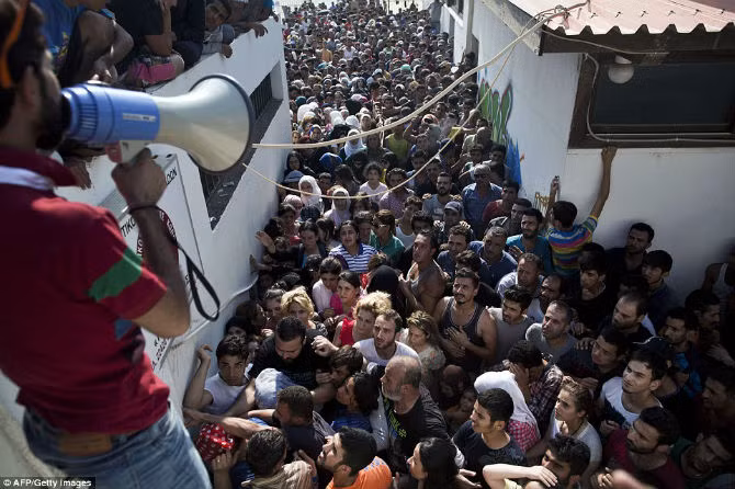 Hàng trăm di dân tập trung bên ngoài sân vận động thuộc thị trấn Kos để làm thủ tục đăng ký nhập cảnh...