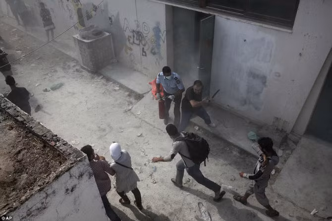 Những cuộc đụng độ tương tự cũng diễn ra ở nhiều hòn đảo khác nơi làn sóng di dân đang bùng phát trong những tuần gần đây, trong đó có Lesbos.