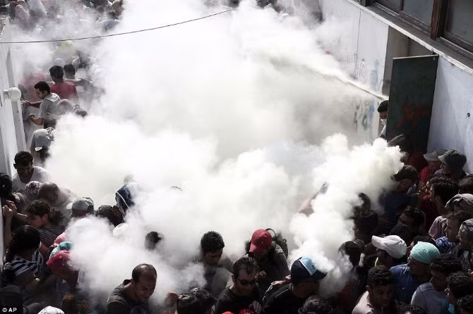 Cảnh sát Kos dùng bình xịt để giải tán đám đông.