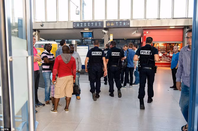 Phap: Hien truong xa sung tren tau cao toc, dien vien Jean-Hugues bi thuong-Hinh-13