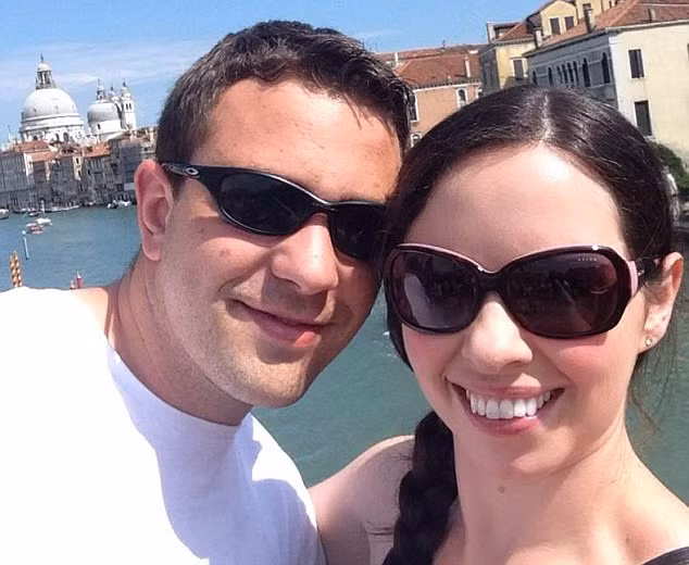 Tai nan may bay, cap vo chong moi tu nan-Hinh-2