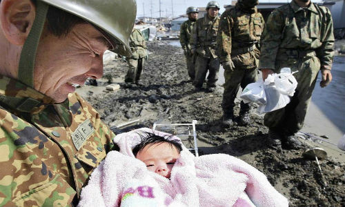 Ba ngày sau khi thảm họa động đất, sóng thần kinh hoàng ập vào Nhật Bản năm 2011, lực lượng cứu hộ nghe thấy tiếng khóc của một bé sơ sinh bốn tháng tuổi dưới đống đổ nát. Thật kỳ diệu, bé gái vẫn sống mà không bị thương.