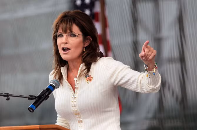 Sarah Palin có thể không phải là người nổi tiếng nhất trong chính trường Mỹ nhưng không ai có thể phủ nhận sự quyến rũ của nữ chính khách này. Sarah bắt đầu sự nghiệp chính trị là một ủy viên của Hội đồng thành phố Wasilla, sau đó, cô trở thành thị trưởng và cuối cùng là nữ thống đốc đầu tiên của Alaska.