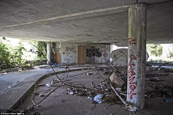 Nhiều văn phòng bỏ hoang trở thành điểm hội tụ của những con nghiện. Họ tới đây để tiêm chích ma túy. Trong khi đó, những căn nhà trống là nơi trú chân của người vô gia cư.