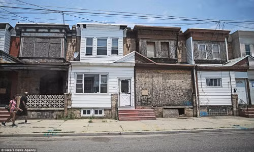 Theo thống kê, Detroit là thành phố nguy hiểm nhất ở Mỹ khi bị xé nát bởi tình trạng bạo lực giữa các băng đảng. Tuy nhiên, theo Donovan – người từng tới nhiều thành phố tội phạm như Baltimore, Cleveland..., Camden là nơi tồi tệ nhất.