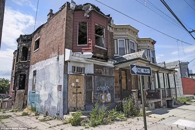 Một góc đường tan hoang.