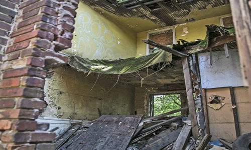 Những căn nhà chỉ là đống đổ nát. Rác thải xuất hiện khắp nơi.