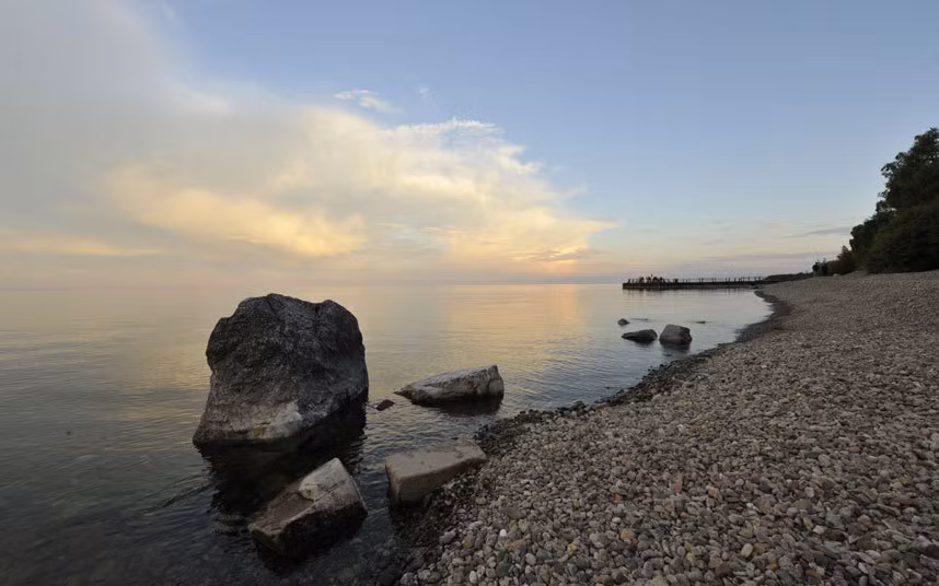 Vùng Listvyanka, Nga sở hữu Hồ Baikal. Hồ lớn nhất thế giới này là điểm đến lý tưởng của người Nga mỗi khi mùa hè tới, họ tới đây để đi bộ đường dài, cắm trại và chơi các môn thể thao dưới nước.