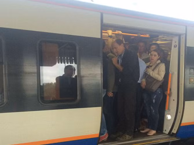 Chuyến tàu của công ty London Overground khởi hành từ Clapham Junction tới Stratford chật cứng người.
