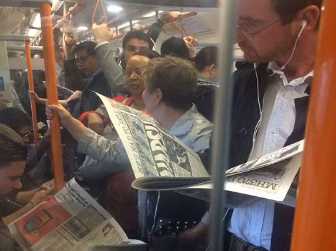 Cảnh tượng đông đúc trên xe buýt.