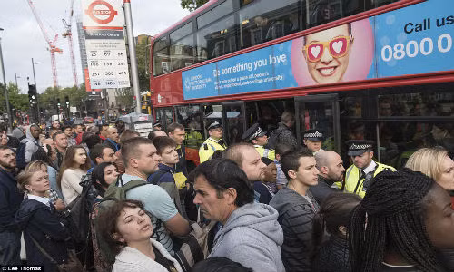 Đường phố thủ đô Anh trở nên tắc nghẽn, hỗn hoạn khi lái tàu điện ngầm đình công. Trong ảnh, hàng trăm người dân ở Stratford, phía đông thủ đô London chen chúc nhau lên xe buýt vào lúc 6 giờ sáng ngày 6/8.