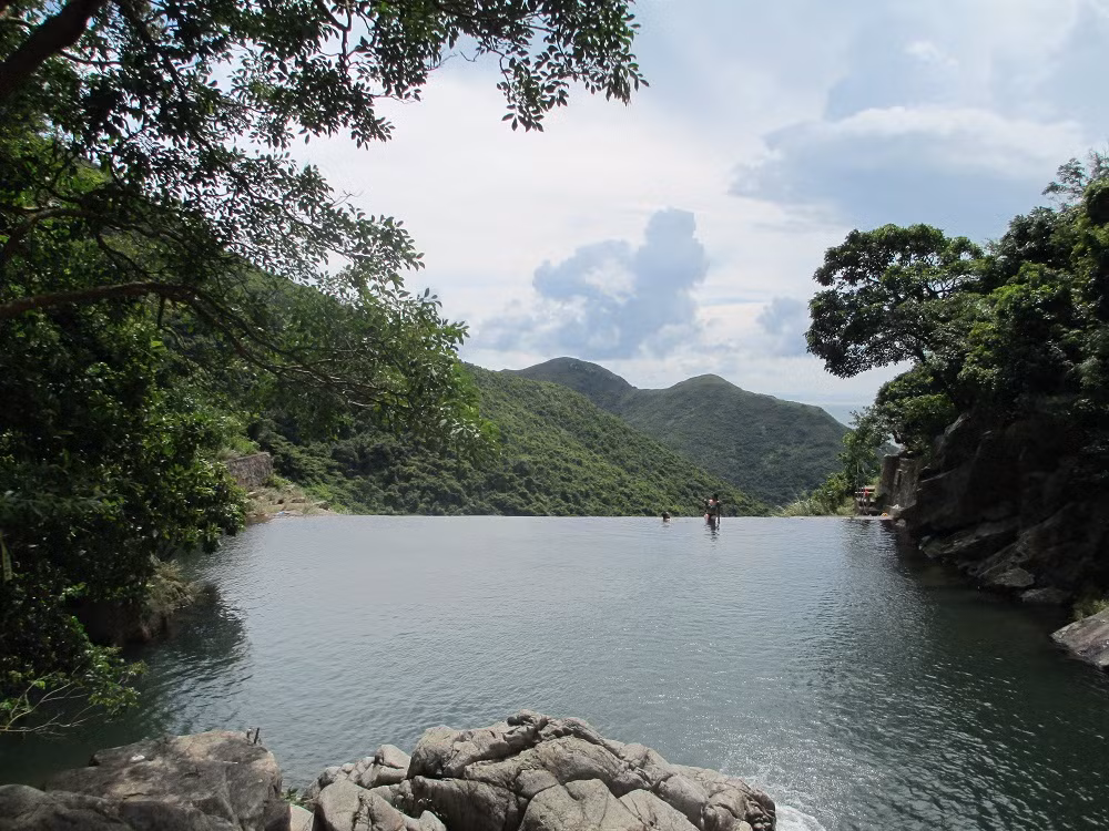 Tai O Lantau, Hong Kong là một hồ bơi tự nhiên, và mặc dù ai cũng có thể bơi ở đây nhưng đến được đây phải đi bộ khá xa. Điều này cũng góp phần giữ gìn sự tinh khiết, nguyên sơ và khung cảnh xung quanh tuyệt đẹp của hồ bơi tự nhiên này.