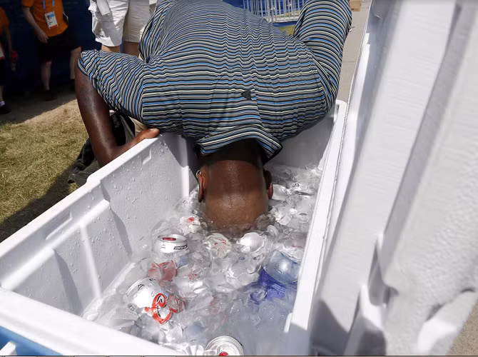 Steve Jones đến từ Whitby, Ontario, Canada, vùi đầu vào thùng nước đá để hạ nhiệt ngày 19/7.