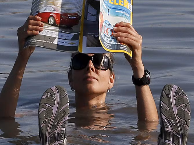 Một người phụ nữ ở thành phố Karasnoyarsk, Nga, ngâm mình trong hồ Tus để hạ nhiệt ngày 18/7.