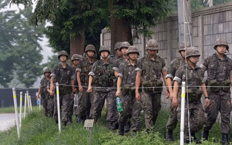 Binh sĩ Hàn Quốc trở lại doanh trại sau khi tuần tra.