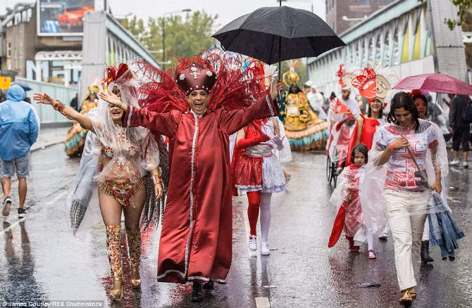 ...che ô không ngại mưa gió tham dự sự kiện.