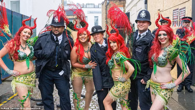 Cảnh sát cũng không thể không tham gia vào ngày hội sôi động.