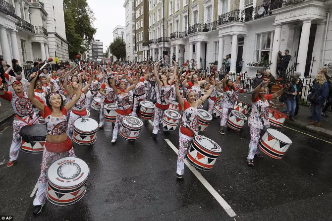 Đội trống hoàng tráng làm náo động cả con phố.