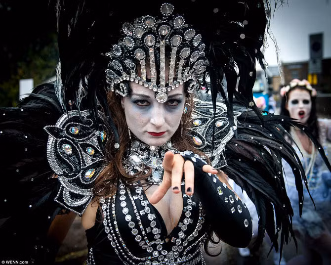 Một vũ công định tranh ngôi nữ hoàng Carnival.