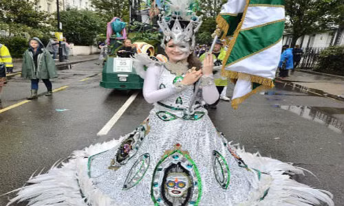 Cùng chiêm ngưỡng những bộ trang phục đặc sắc hòa cùng không khí sôi động của lễ hội này.