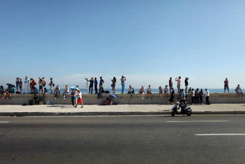 Người dân tập trung ở bãi biển Malecon, gần đại sứ quán Mỹ khi buổi thượng cờ trước đại sứ quán Mỹ diễn ra ngày 14/8.