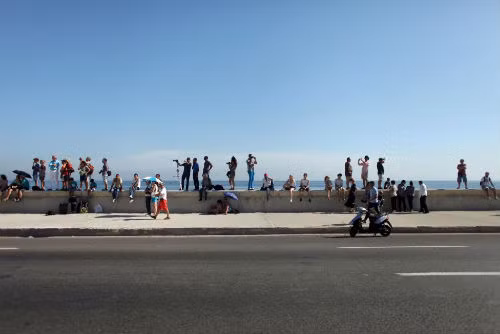 Người dân tập trung ở bãi biển Malecon, gần đại sứ quán Mỹ khi buổi thượng cờ trước đại sứ quán Mỹ diễn ra ngày 14/8.