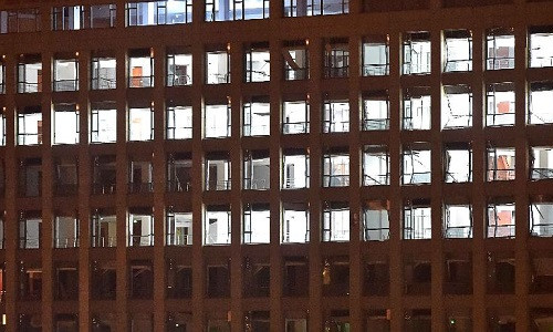 Những ô kính cửa sổ vỡ tung.