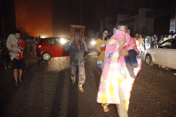 Người dân vội vã rời khỏi hiện trường vụ nổ.