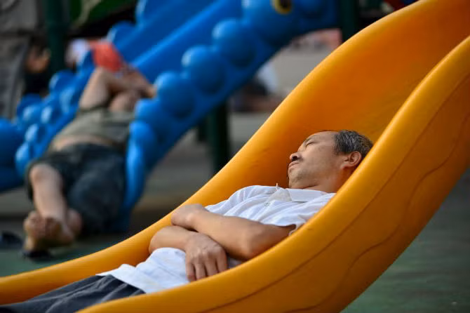 Người dân Trung Quốc ngủ ngoài trời sau một đêm tai nạn kinh hoàng.