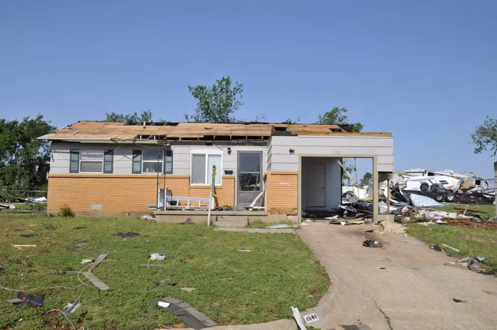 Rất nhiều những ngôi nhà đã không còn nguyên vẹn: tốc mái, vỡ cửa, sập nóc... là tình cảnh chung của những ngôi nhà ở Oklahoma sau cơn lốc.