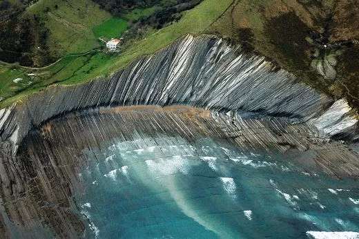 Bãi biển kỳ lạ thuộc Zumaia, Tây Ban Nha, được bao phủ bởi một loại đá có tên Flysch như những răng cưa song song.