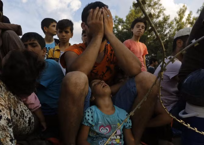 Nhiều em nhỏ ngủ gục khi cùng gia đình chờ đợi ở khu vực biên giới gần làng Idomeina để sang Macedonia ngày 21/8.