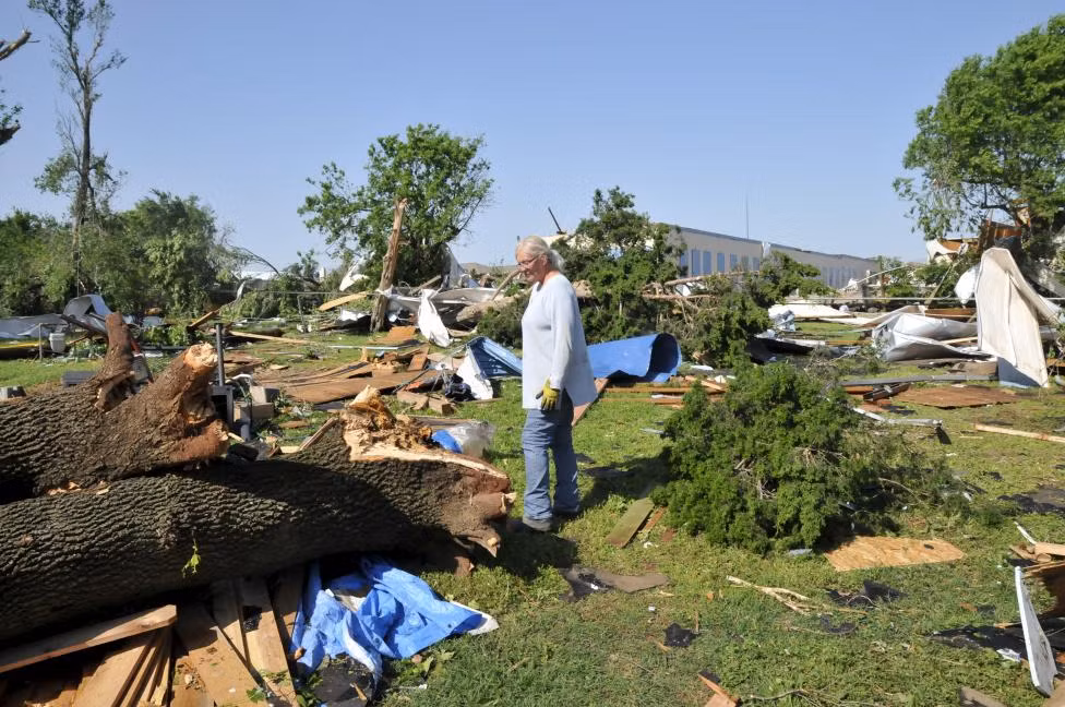 Bà Darla Titus đang xem xét lại tình trạng ở sân sau nhà mình vào buổi sáng sau khi cơn lốc xoáy đã đi qua.