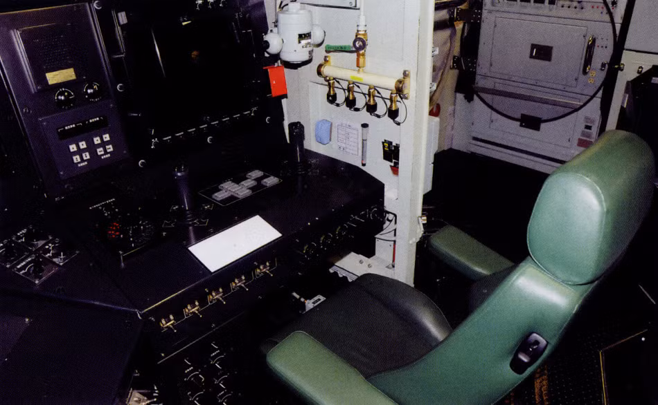 Đây có thể là nơi lái tàu ngầm với các cần đẩy, nút bấm và màn hình.