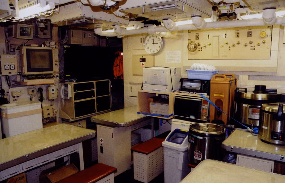 Phòng ăn sinh hoạt chung của tàu ngầm Soryu gọn gàng và ngăn nắp.