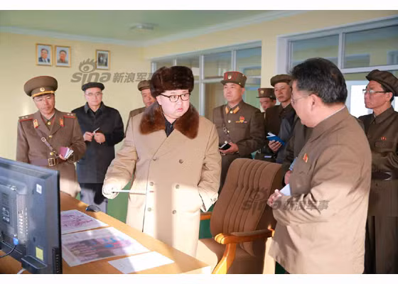 Ông Kim chỉ đạo các quan chức tại trung tâm Sohae.