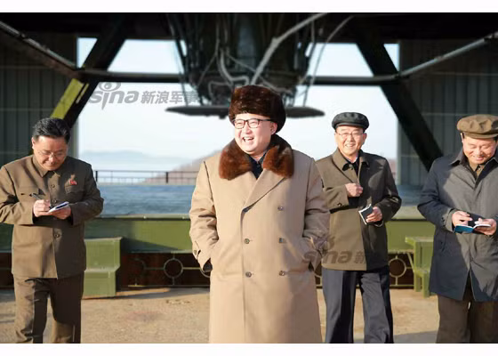 "Giờ thì Triều Tiên có thể đặt lên những tên lửa đạn đạo liên lục địa thêm các đầu đạn hạt nhân mạnh hơn và đưa bất cứ cặn bã ác quỷ nào trên Trái Đất, trong đó có nước Mỹ, vào tầm phóng của chúng ta, biến chúng thành tro bụi để chúng không thể tồn tại trên hành tinh của chúng ta", ông Kim tuyên bố.