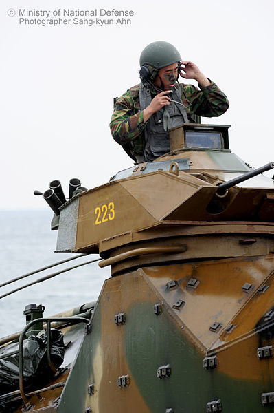 Bên phải xe được trang bị tháp pháo nhỏ gắn đại liên 12,7mm hoặc có thể trang bị thêm súng phóng lựu tự động.