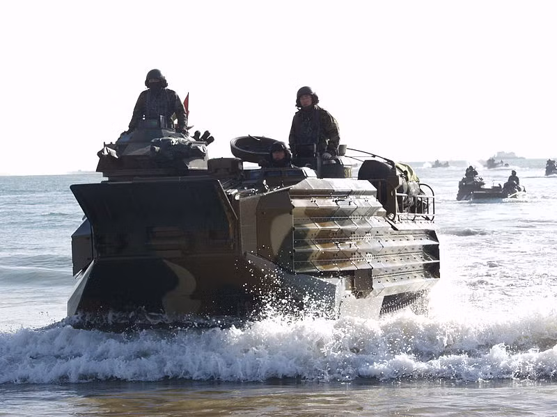 Xe bọc thép được thiết kế theo hình dạng như một chiếc thuyền cho khả năng bơi trên biển không kém các xe bọc thép BTR của Nga, thậm chí có chuyên gia còn cho rằng khả năng bơi của AAV7A1 mạnh hơn BTR.