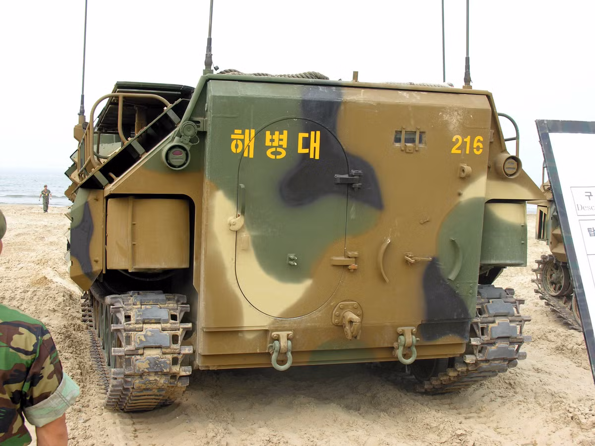 Bố cục của xe gồm: Khoang động cơ nằm trước; khoang lái; khoang chở quân nằm ở đuôi giúp che chắn cho binh sĩ khi bắt đầu đổ bộ lên bờ biển đẩy hỏa lực của địch.