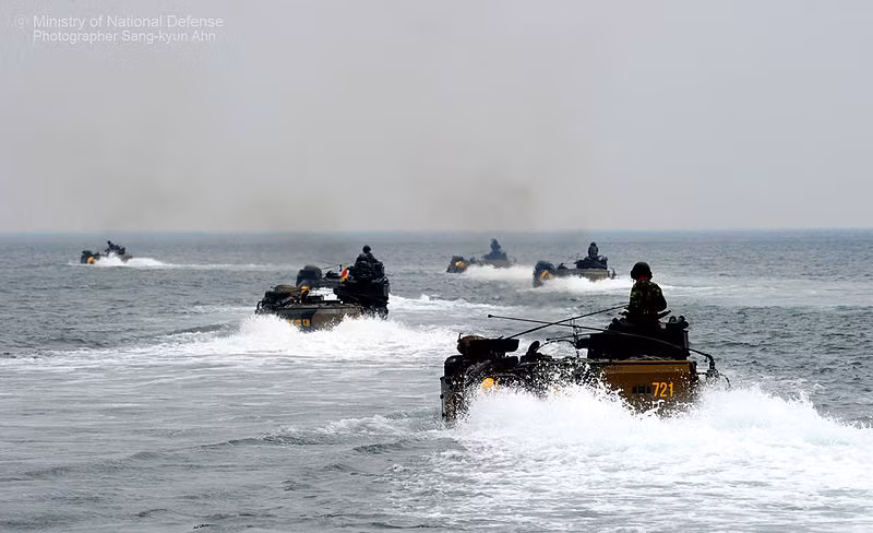 Nó được trang bị một động cơ diesel tua bin tăng áp công suất 400 mã lực gián tiếp cung cấp năng lượng cho hệ thống đẩy phản lực nước giúp KAAV7A1 bơi với tốc độ tới 13km/h.