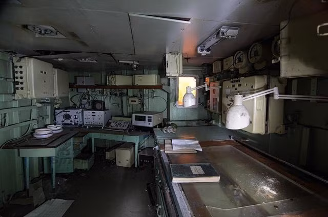 Các thiết bị máy móc trên tàu nhuốm màu thời gian.