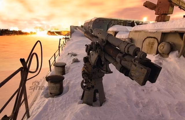 Chiếc tàu chiến Drunzhnyy được phủ trắng băng tuyết trên dòng sông Moscow luôn thơ mộng vào mọi mùa trong năm.