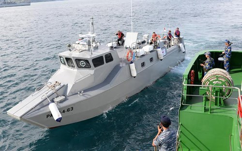 Sau khi làm các thủ tục kiểm dịch, kiểm tra an ninh để nhập cảnh, sĩ quan liên lạc và hoa tiêu của nước chủ nhà Indonesia đã dẫn Tàu Bệnh viện 561 vào vị trí quy định tại khu neo đậu trên Vịnh Teluk Bayur. Mọi công tác chuẩn bị của lực lượng Hải quân Việt Nam đã hoàn tất. Ảnh: Tàu cao tốc của Indonesia cập mạn để đưa hoa tiêu và sĩ quan liên lạc lên Tàu 561.