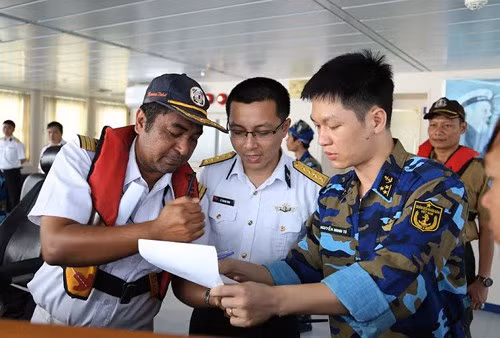 Hoa tiêu của nước chủ nhà làm việc với các thành viên của đoàn Việt Nam.