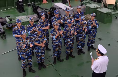 Đại tá Lê Xuân Thủy động viên và giao nhiệm vụ cho lực lượng quân y và công binh.