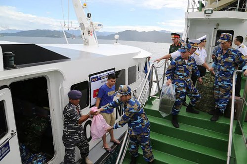 Diễn tập KOMODO 2016 với chủ đề "Sẵn sàng và hợp tác vì hòa bình", tập trung vào các chiến dịch gìn giữ hòa bình trên biển và cứu trợ nhân đạo, giảm nhẹ thiên tai, bao gồm các nội dung diễn tập tại bến, diễn tập thực binh trên biển và các chương trình công binh dân sự, y tế cộng đồng. Ảnh: Lực lượng quân y và công binh lên tàu cao tốc để đến vị trí tập kết tại đảo Sipura.